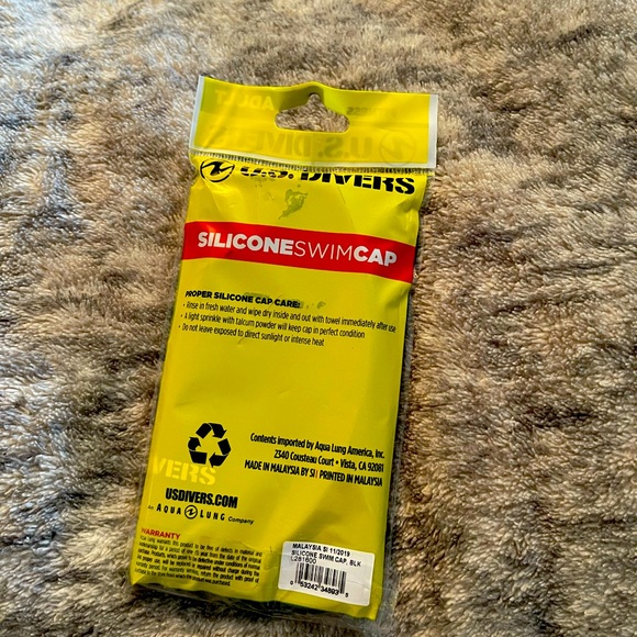 U.S. Divers Silicone Swim Cap for Adults - Picture 3 of 3